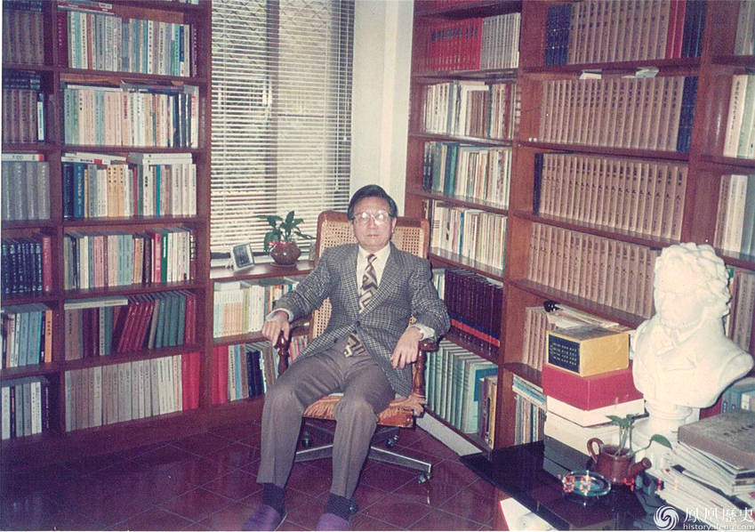 韋政通教授在書房裡寫作《中國思想史》時留影
