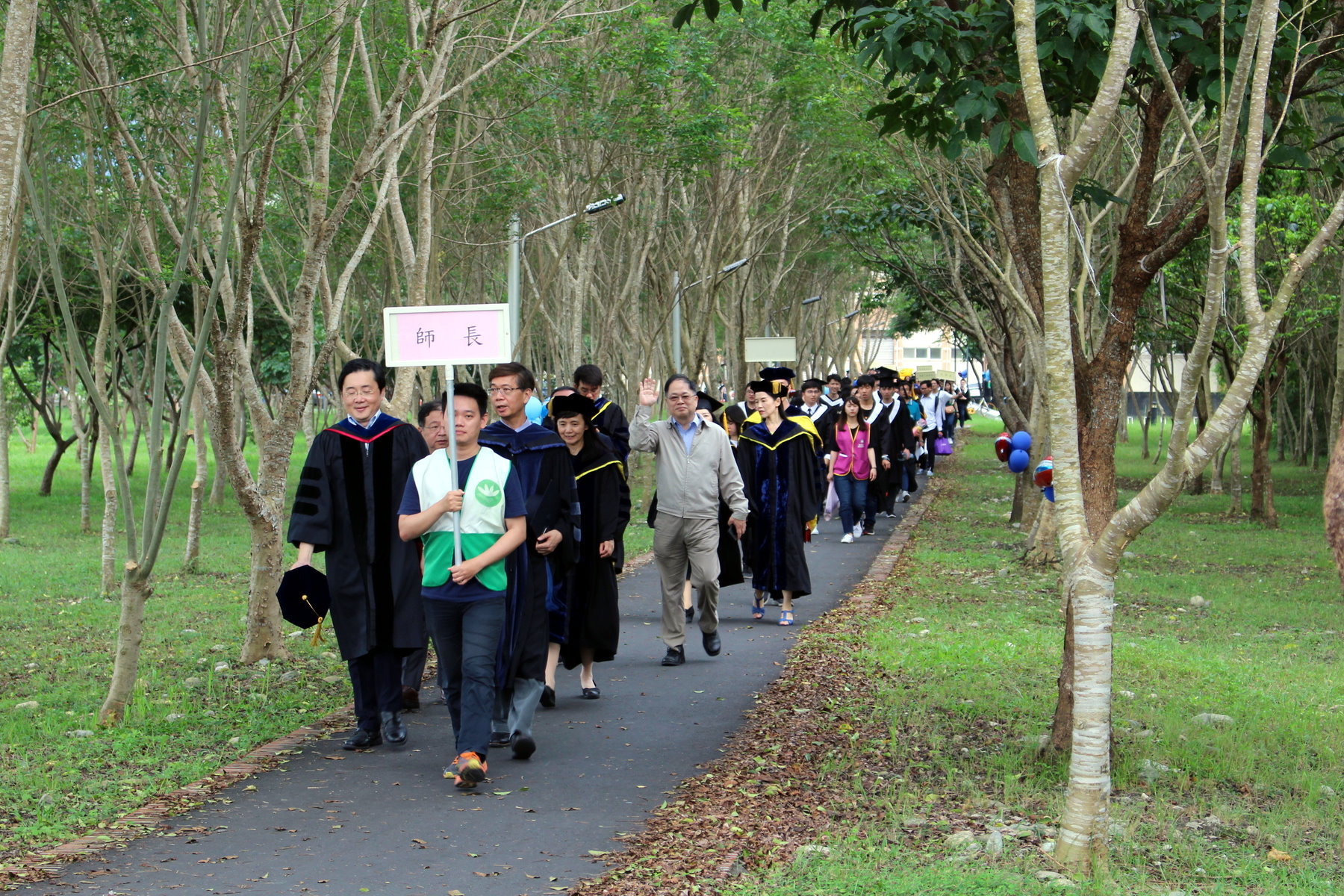 校長率領畢業生進行校園巡禮