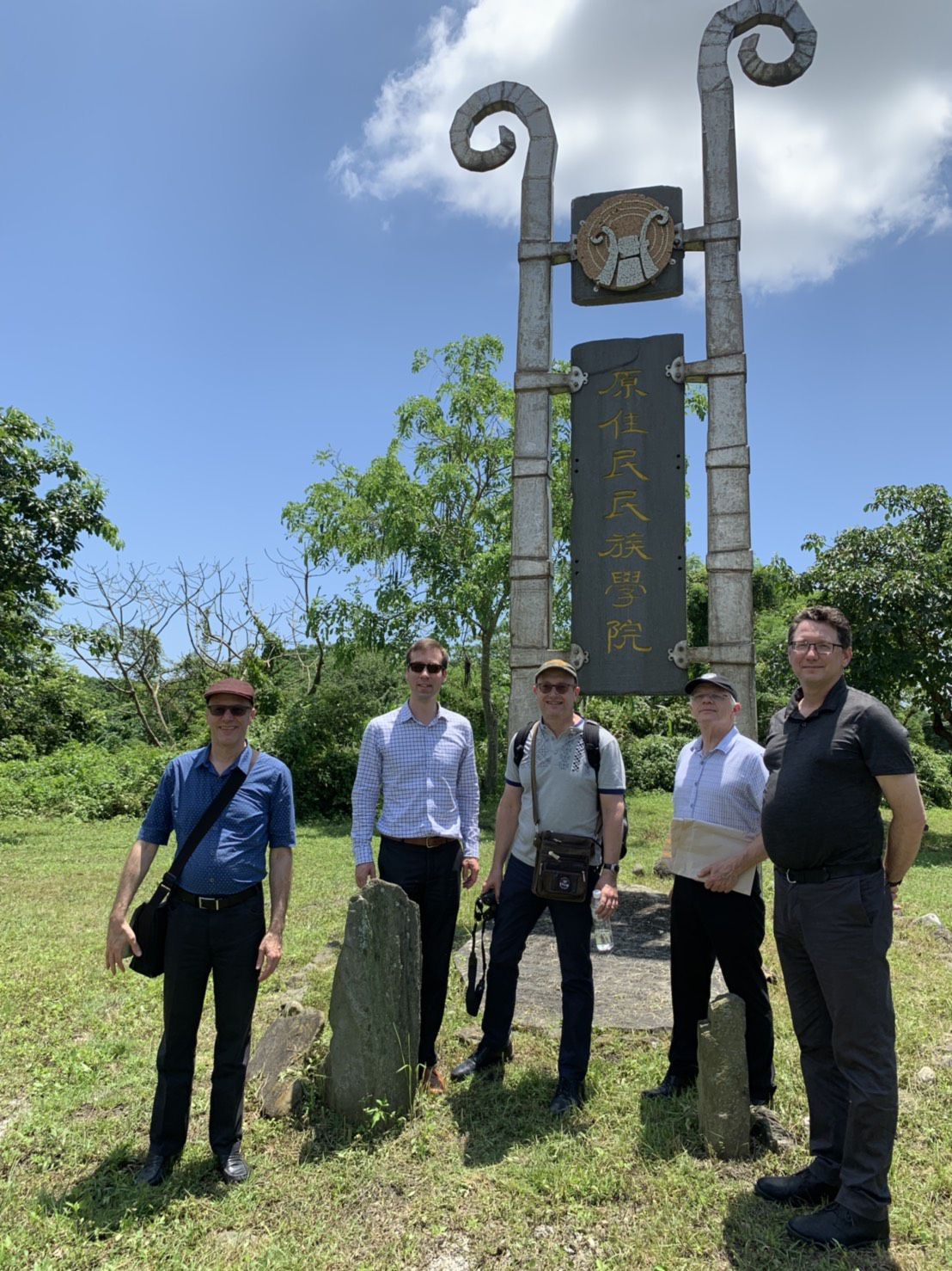 國際中心安排校園導覽，姐妹校訪賓於著名的地標原民院院碑前合影。（左起：André Laliberté教授、Vincent Lacroix-Cuerrier計畫經理、Scott Simon教授、Ghislain Otis教授、John Sylvestre副院長）