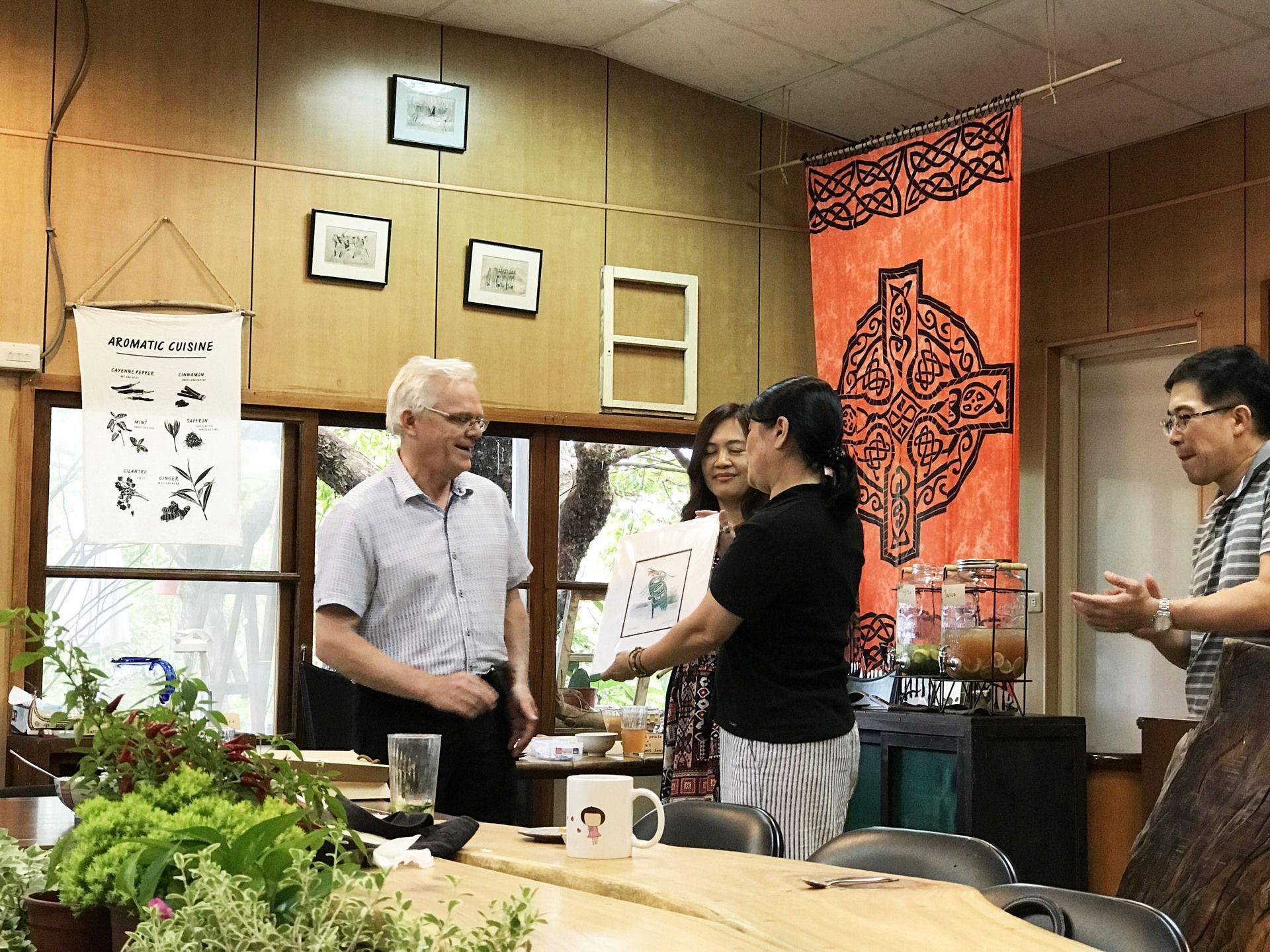 渥太華法律學院教授Ghislain Otis致贈禮物給國際中心謝若蘭主任。（左起： Ghislain Otis教授、張希文助理教授、謝若蘭教授、李宜澤助理教授）