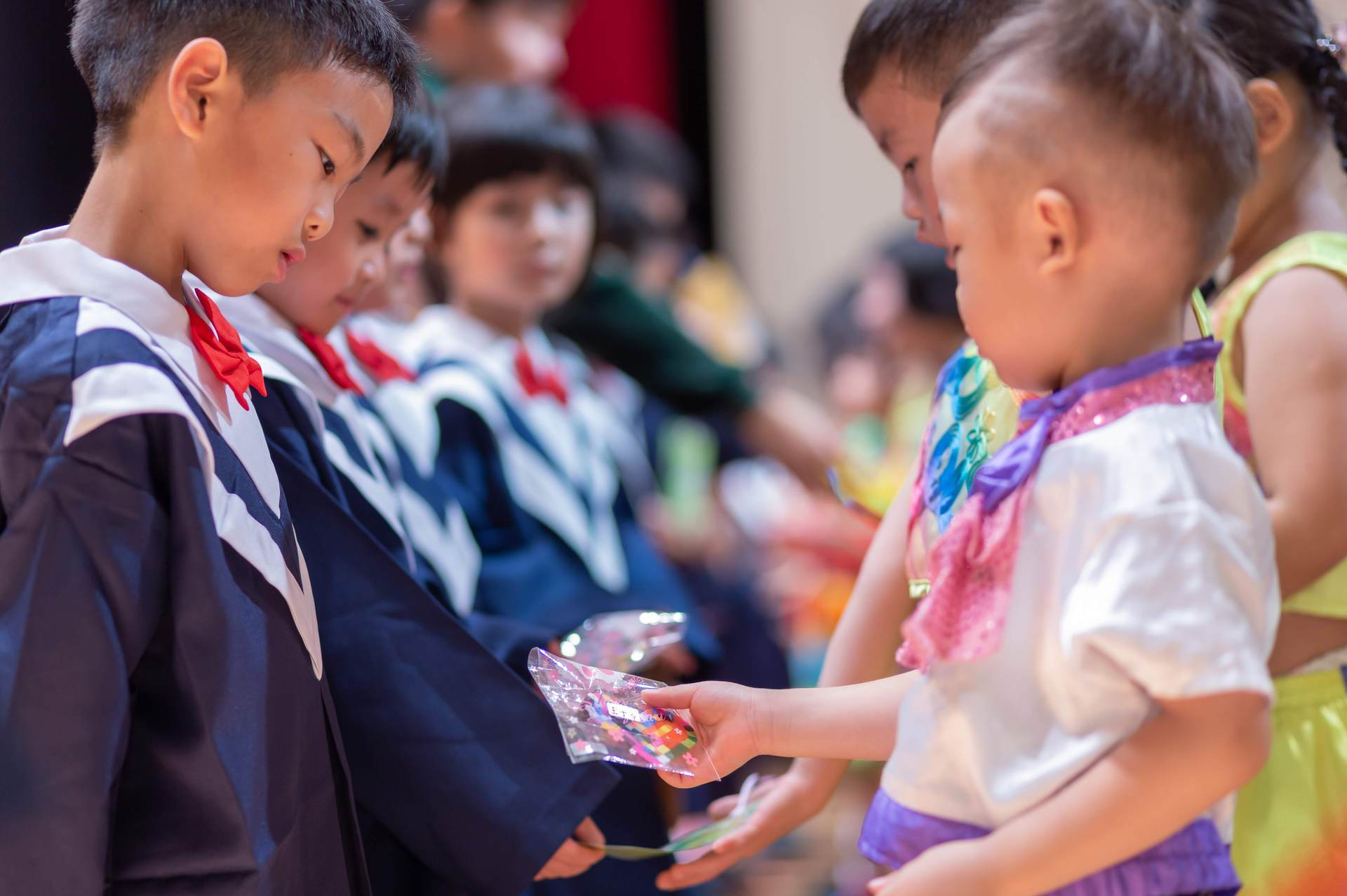 畢業生與在校生交換禮物給予祝福