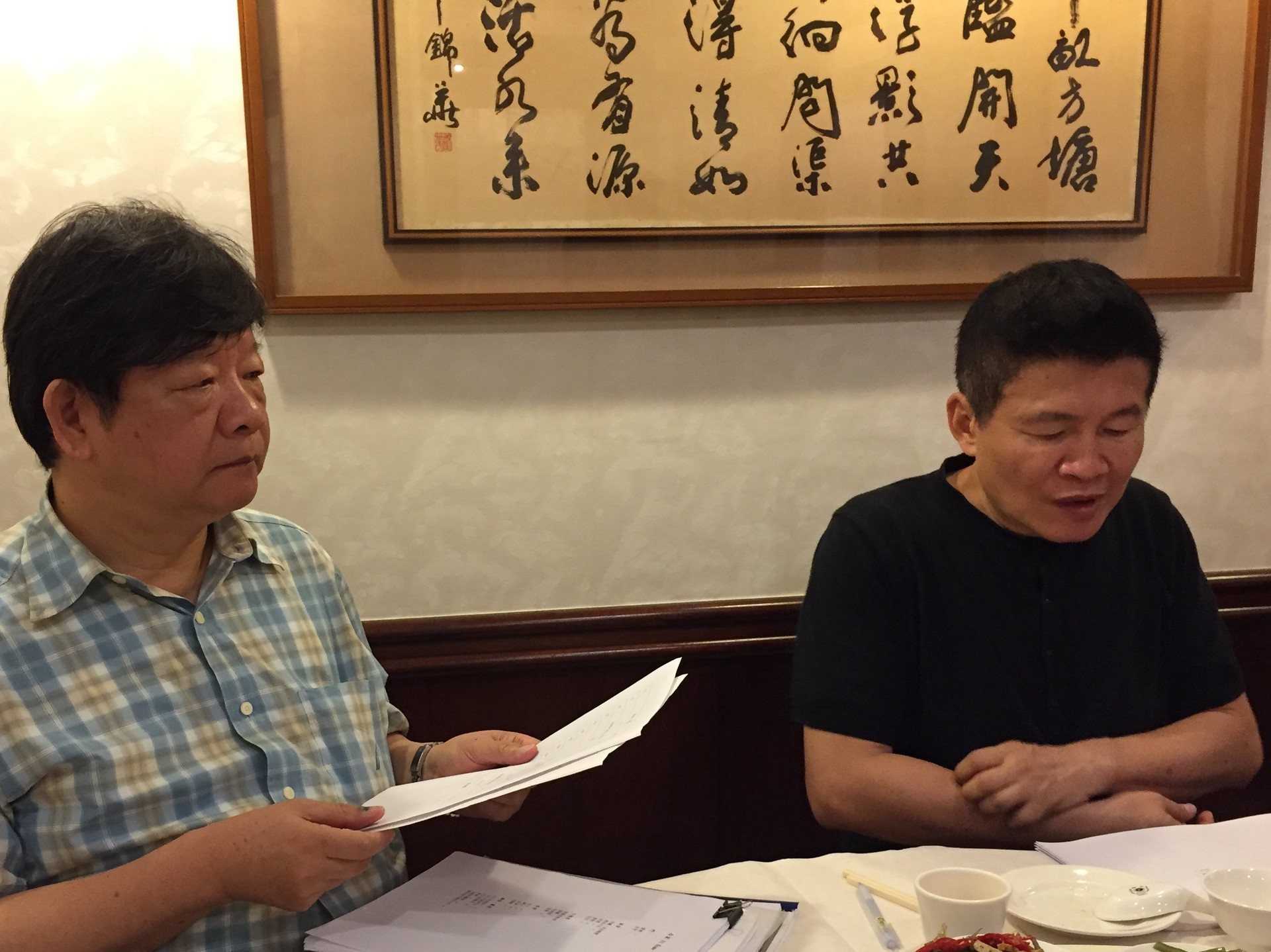 評審委員討論作品。左：李瑞騰教授，右：詩人羅智成