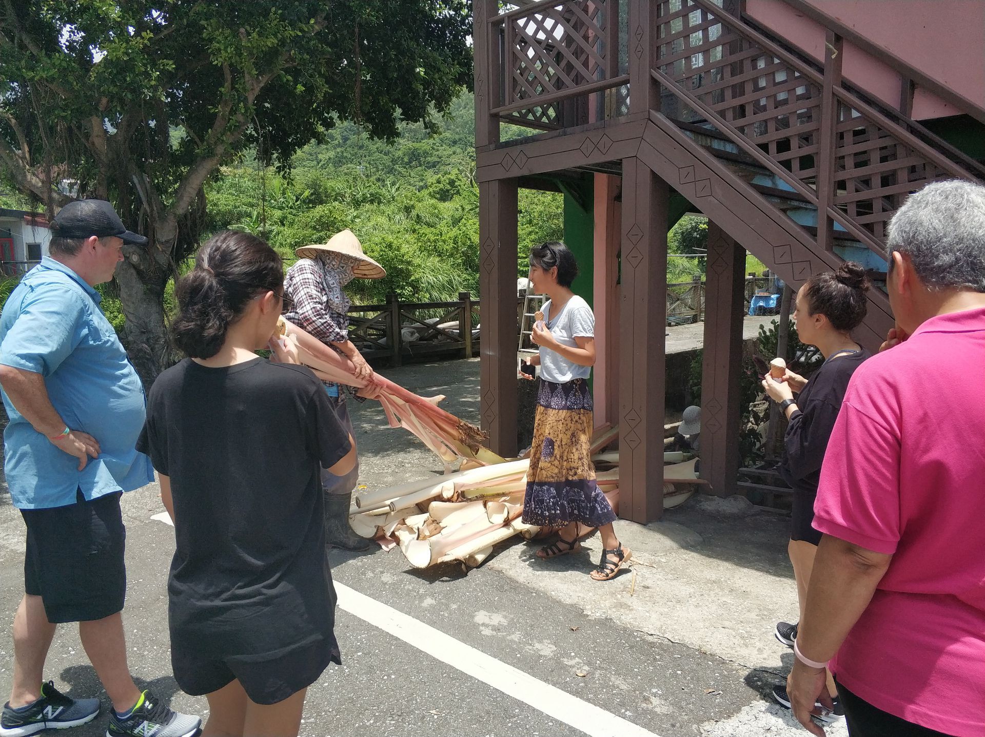 前往新社部落嘎瑪蘭香蕉絲工作坊，由工坊族人解說曬香蕉絲的原因及加工處理過程