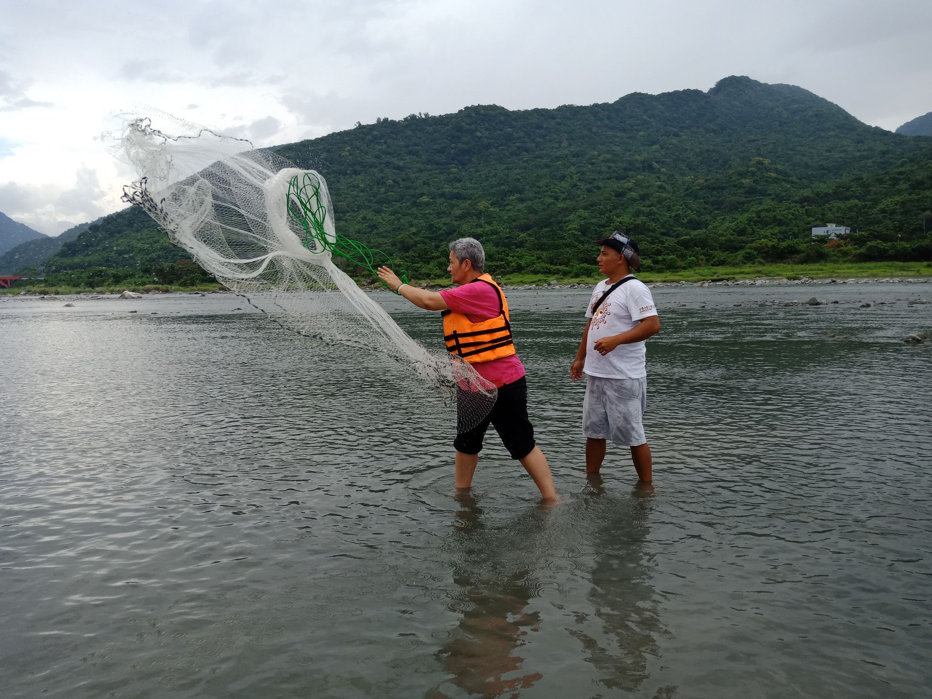 Dr. Nikora教授親身體驗靜浦部落族人撒八卦網捕魚文化