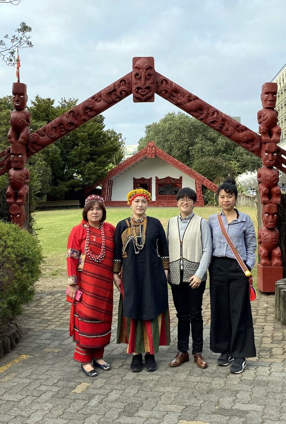 學習交流團受邀於奧克蘭大學的Waipapa Marae進行臺紐原住民族人權論壇。會議前,部分團員進行合照。(圖右至左:杜宜蓁、Ciwang Teyra、Pisuy Bawnay、Ciwas Pawan)