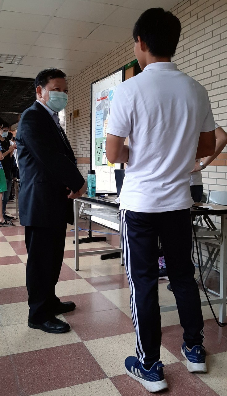 林信鋒副校長蒞臨參觀學生參展