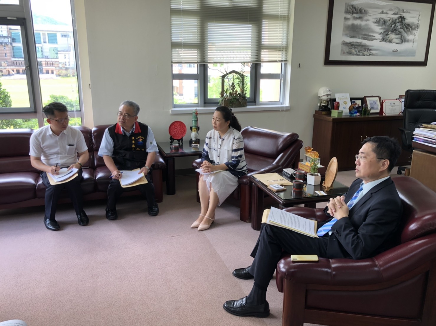徐榛蔚縣長率農業處長羅文龍、青年發展中心執行長明良臻蒞校會談