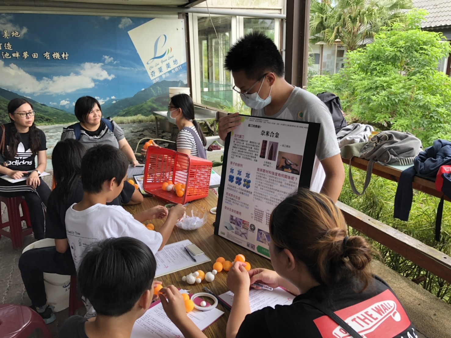 小朋友體驗「奈米合金」科普