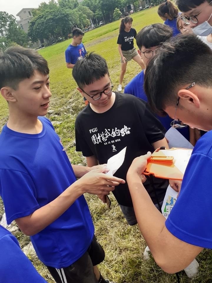 體育系同學指導定向越野運動