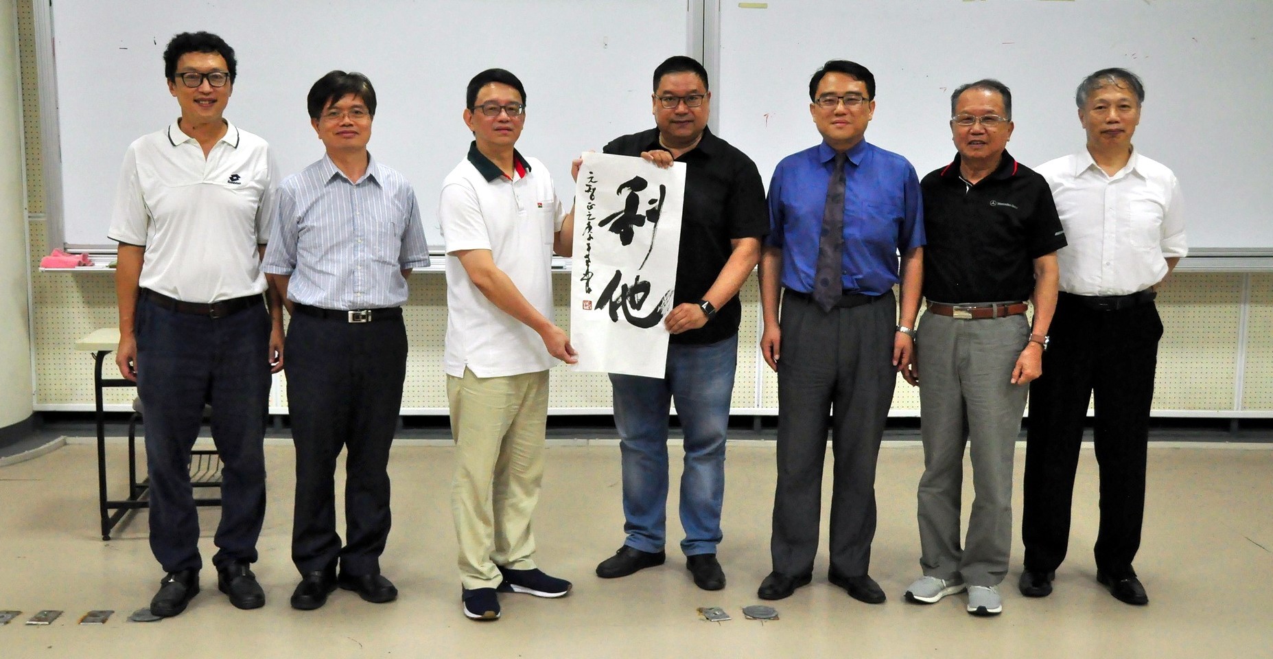 左起:東華大學電機系張伯浩教授、東華大學花師教育學院教育系劉明洲主任、講者劉元智總經理、東華大學共教會副主委廖慶華教授、東華大學通識教育中心陳復主任等人合影留念