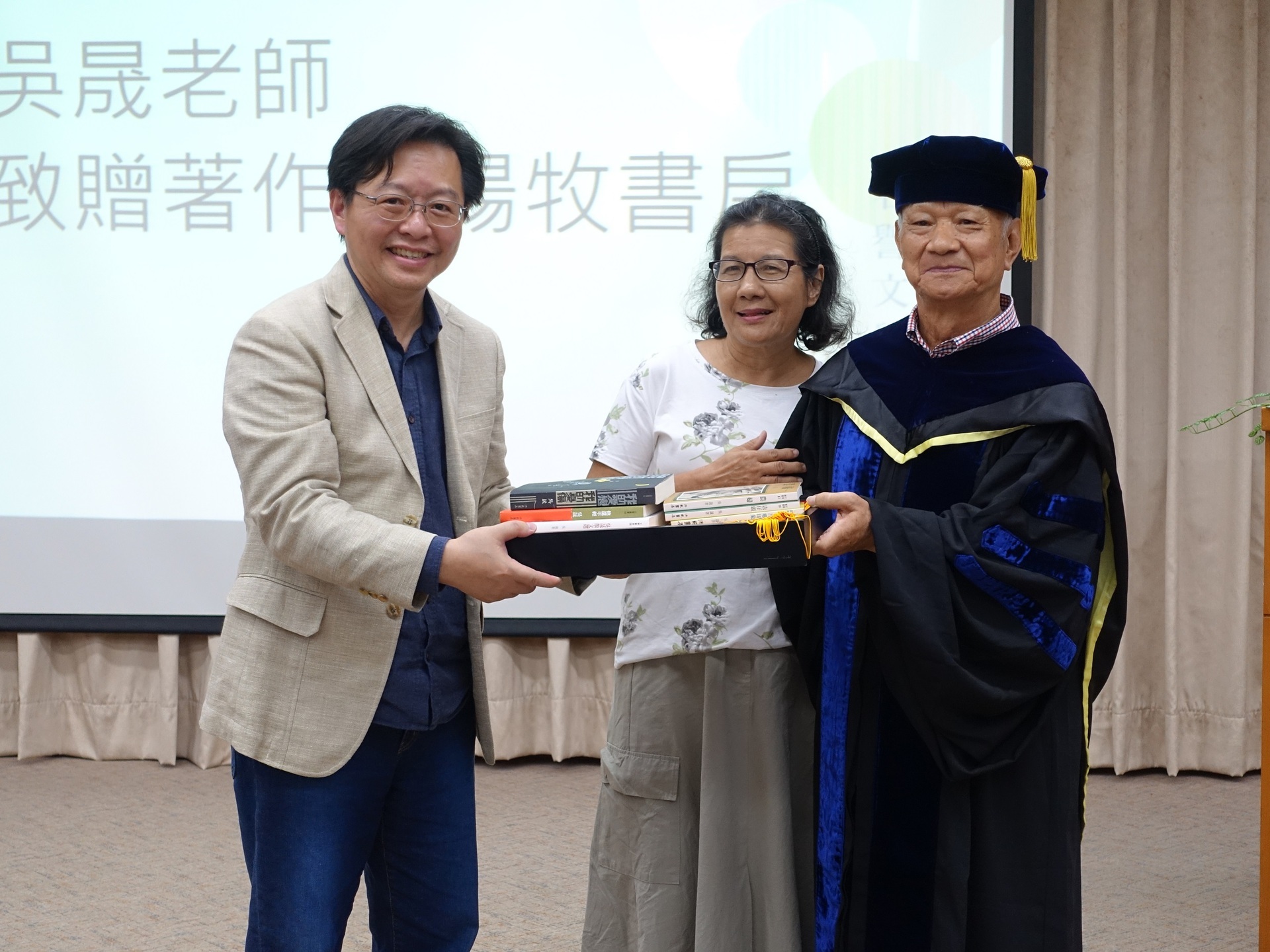 吳晟老師贈書予楊牧書房