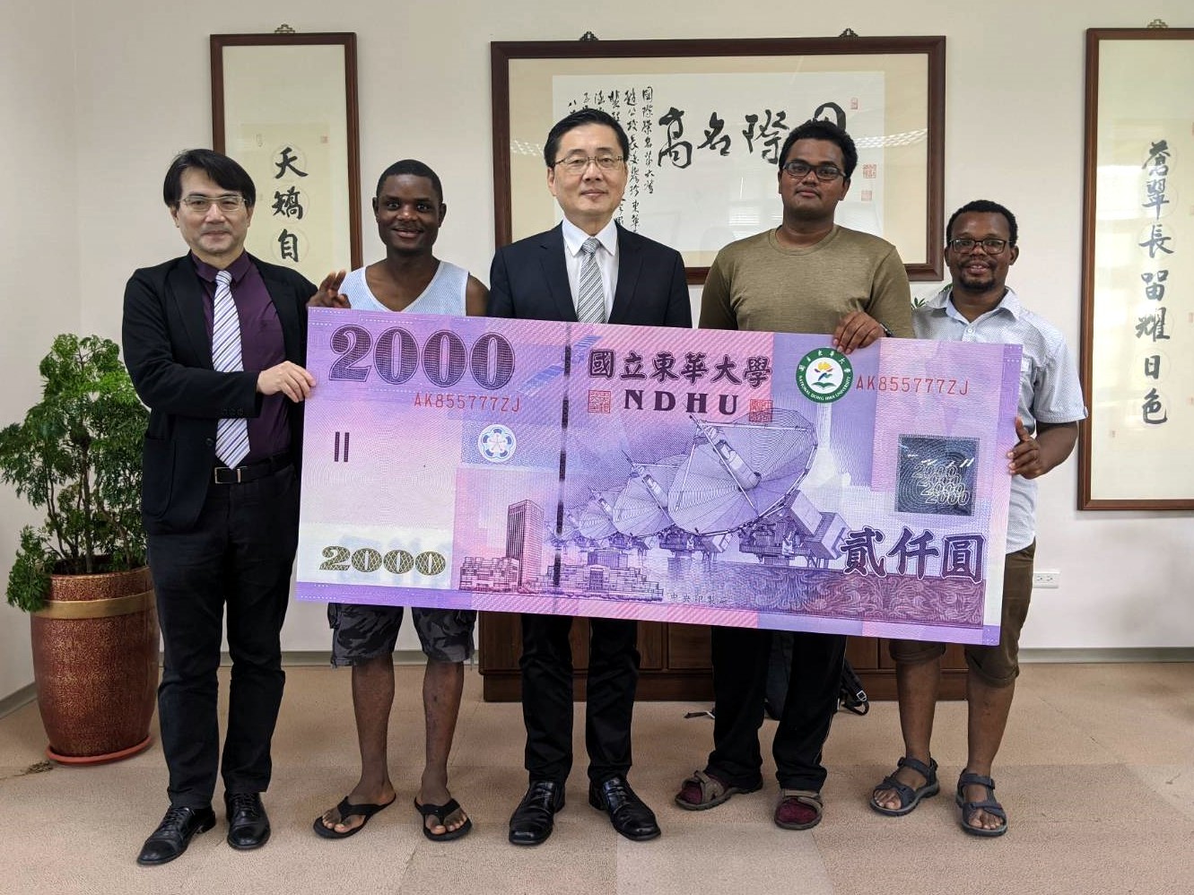 外籍生代表領取提供暑期補助金後合照