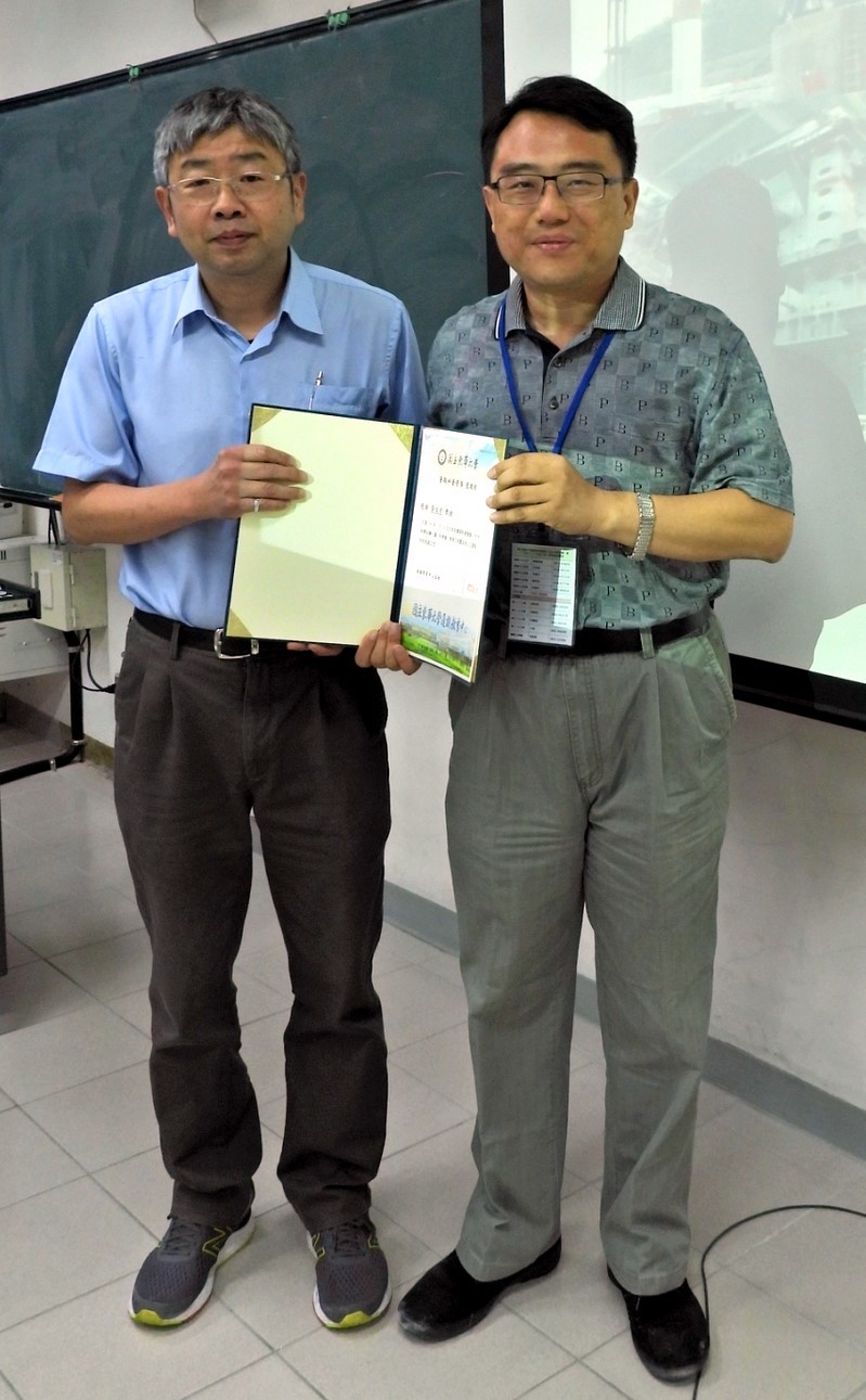 東華大學通識教育中心陳復主任頒發感謝狀給張文彥院長