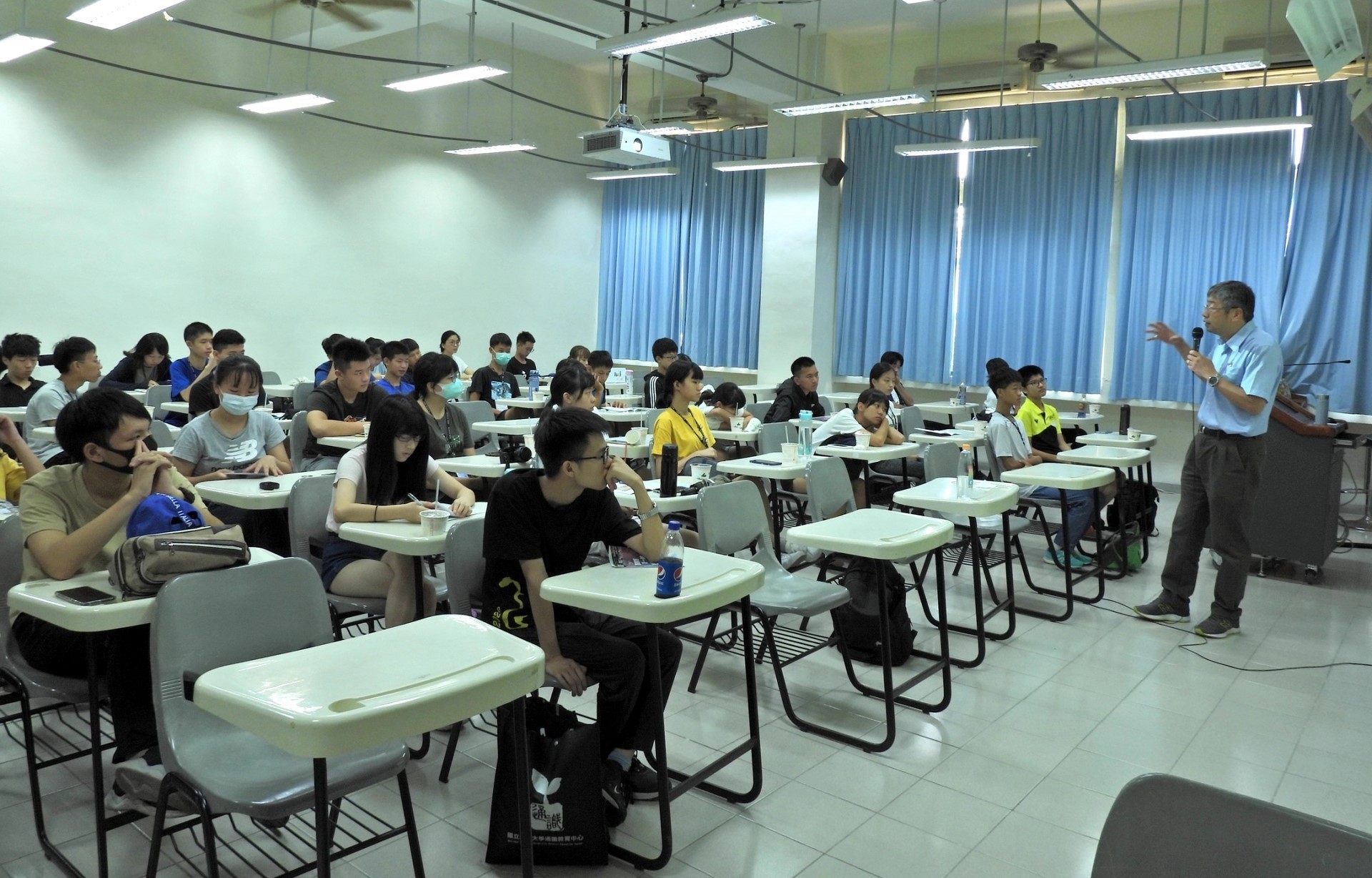 營隊學員專心聽課