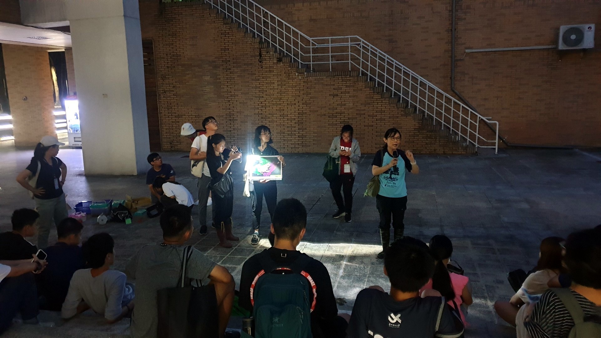 營隊學員在出發夜行前細心聽講