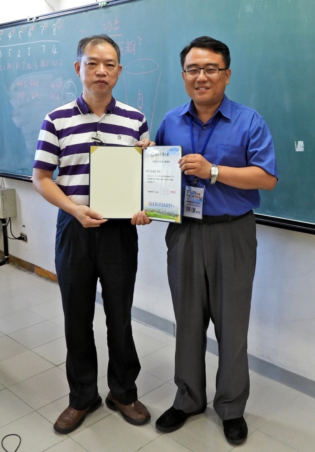 國立東華大學通識教育中心陳復主任頒發感謝狀給朱達勇教授