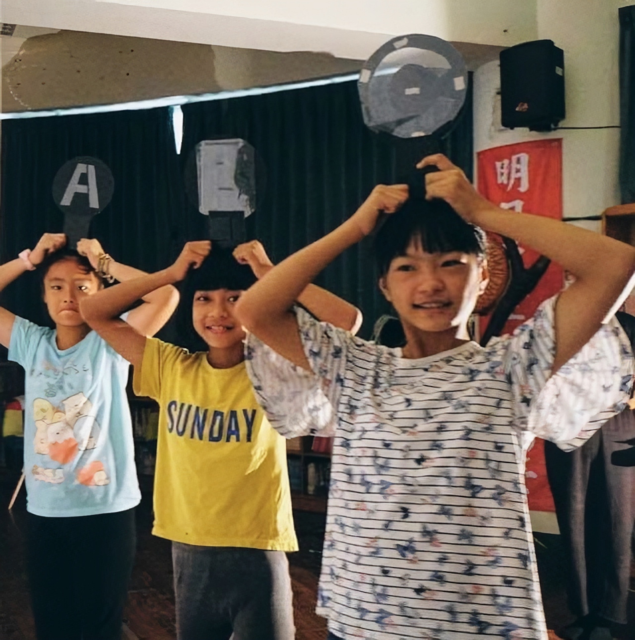 學童與劇團一起用光影戲演繹在地故事