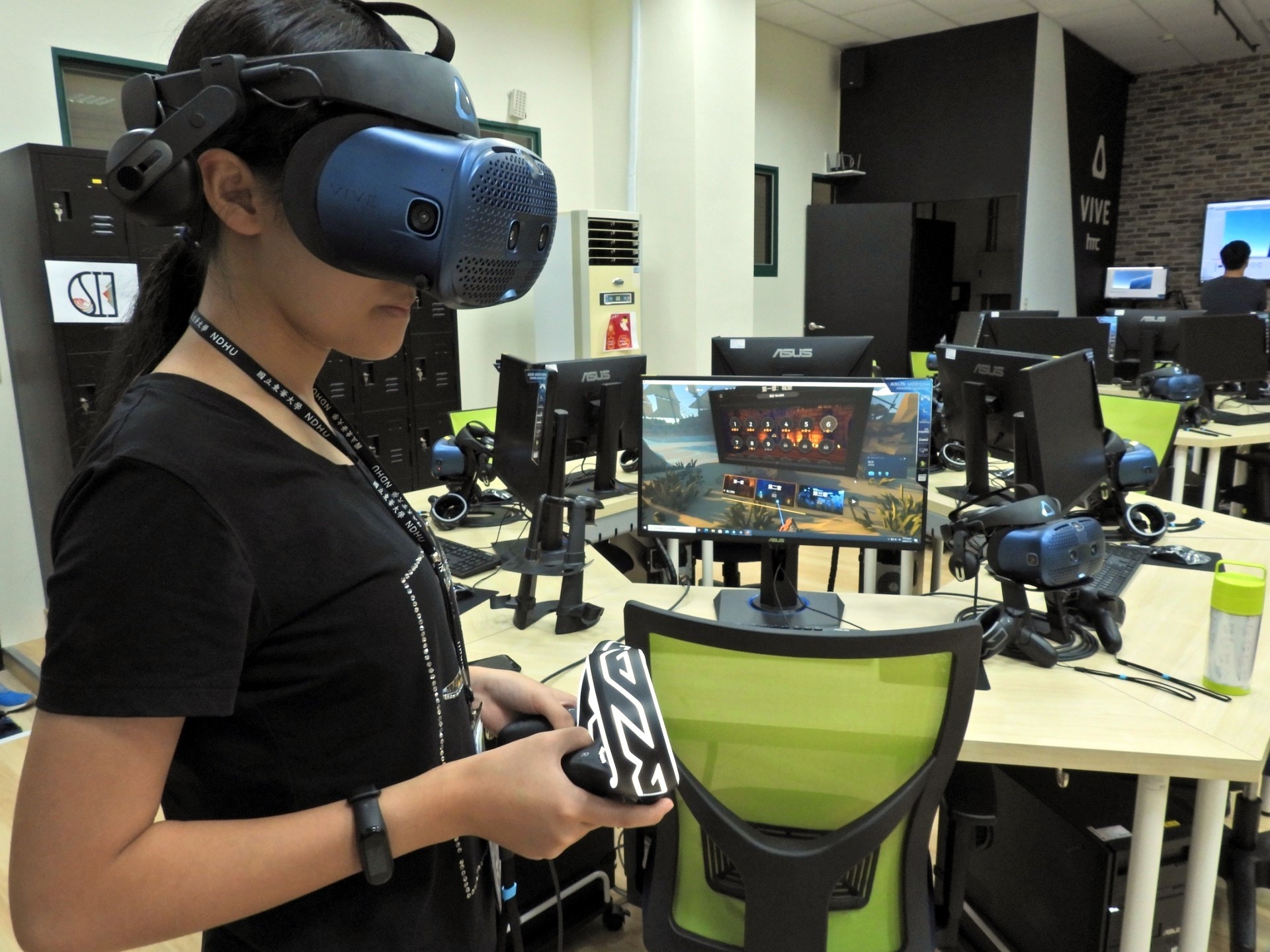 陳文盛老師帶領高中生體驗「VR虛擬實境」