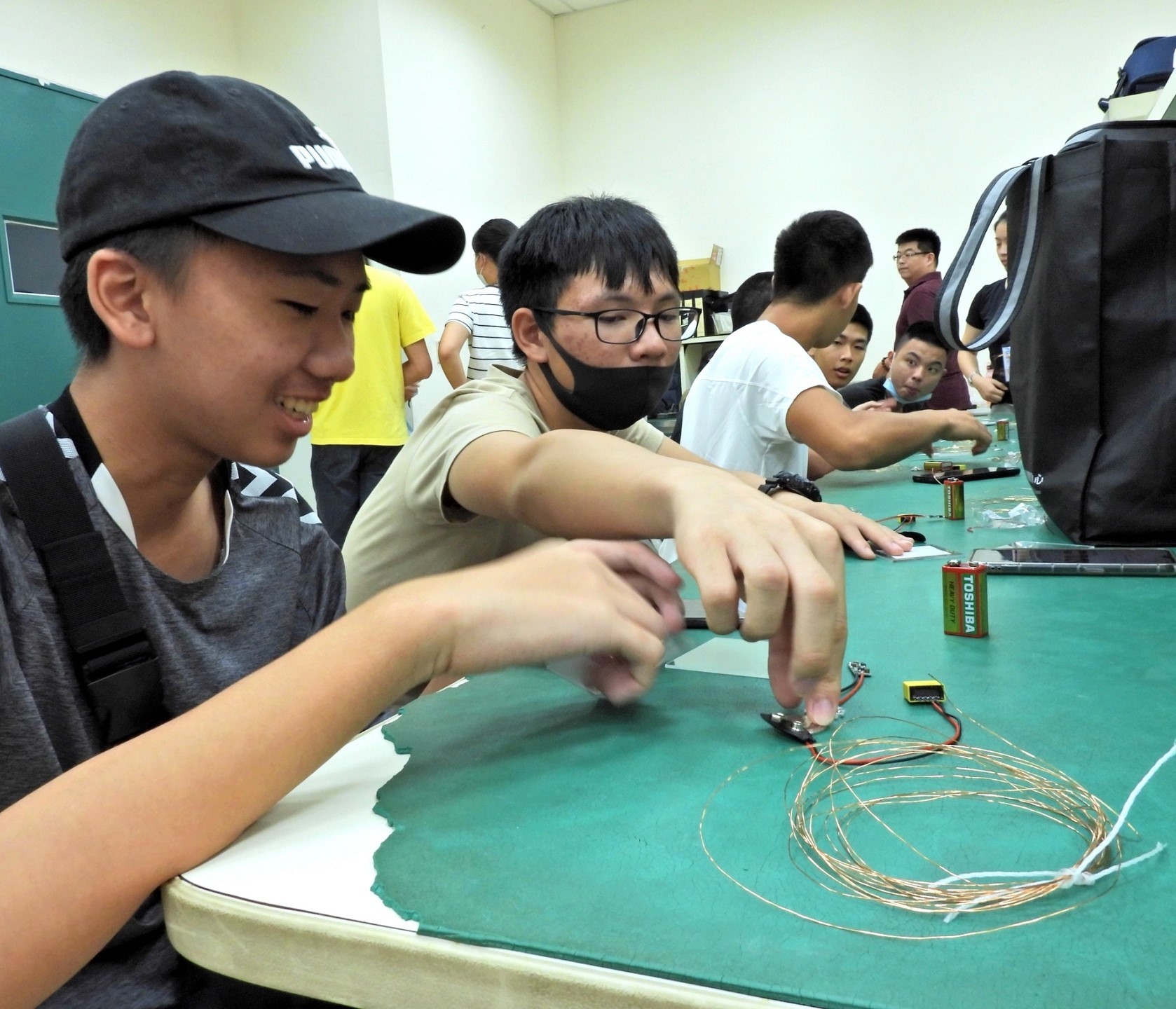 謝教授帶領高中生製作DIY無線充電器