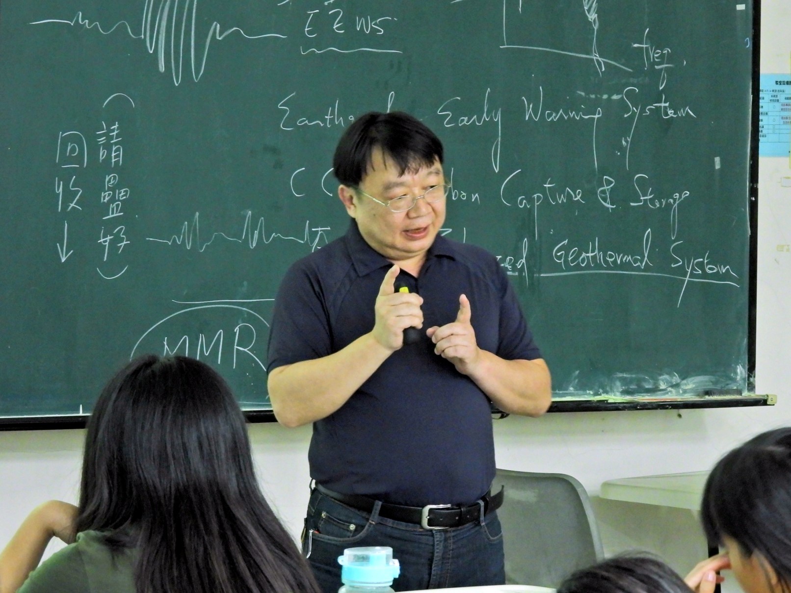 東華大學理工學院物理學系紀信昌教授向高中生講解天文觀測