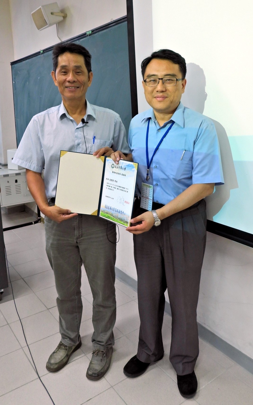 國立東華大學通識教育中心陳復主任感謝徐輝明副校長的付出