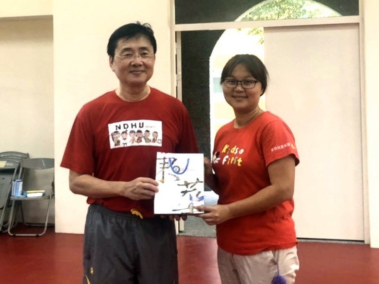 趙校長與家扶中心組長互贈紀念品