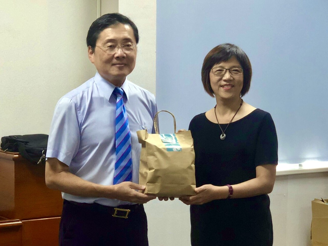 趙涵㨗校長致贈東華大學伴手禮予教育部資訊及科技教育司劉副司長文惠