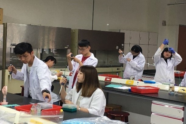 參與生技營學員們專注地做實驗