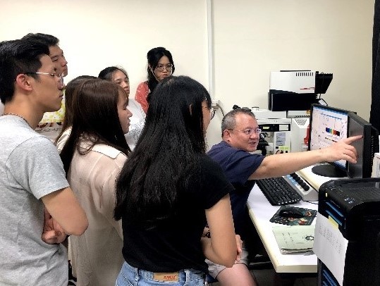 林國知教授指導學員觀察螢光蛋白質表現