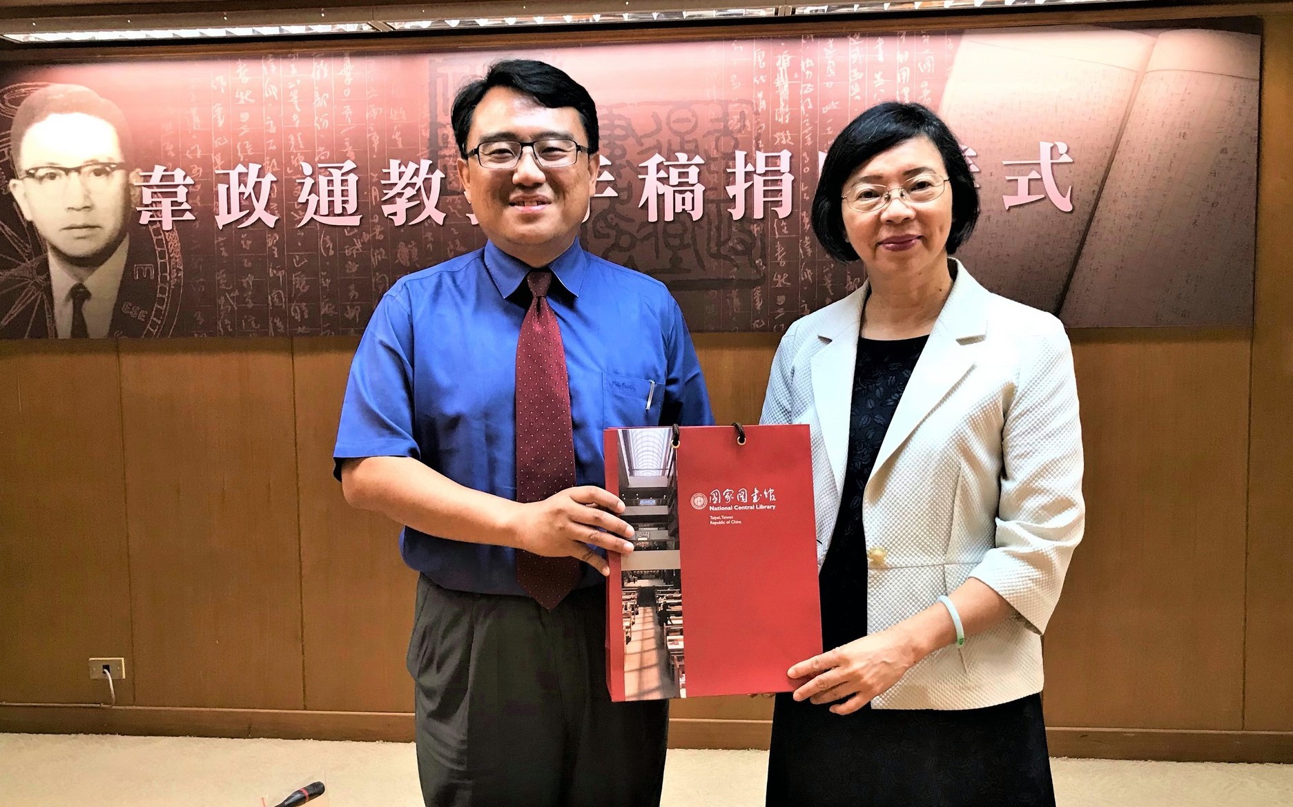 國家圖書館曾淑賢館長致贈禮品給東華大學陳復教授