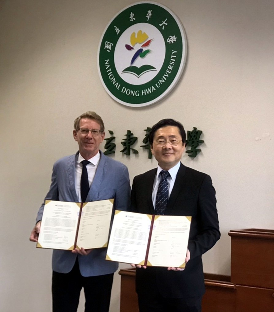 學術交流基金會執行長那原道博士與東華大學趙涵㨗校長合影