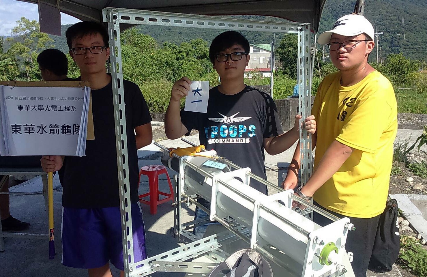 東華大學光電工程學系所帶領之東華水箭龜隊成員合照