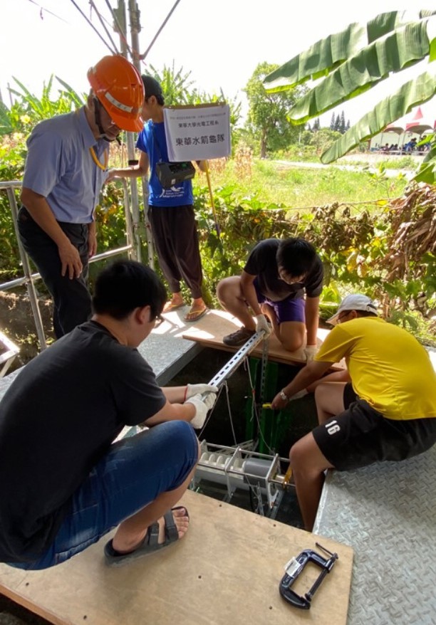 東華大學水箭龜隊專心製作小水力發電機