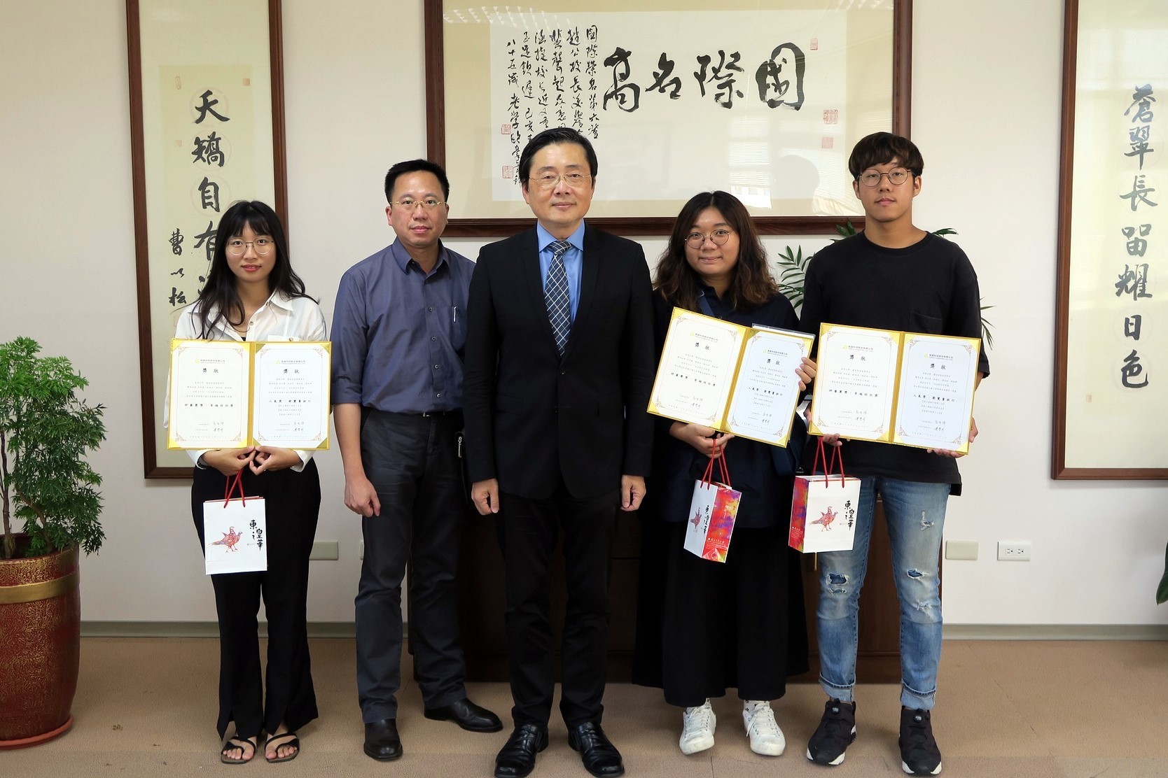 東華大學趙涵㨗校長與「崇越行銷大賞:崇越特別獎」獲獎同學合照