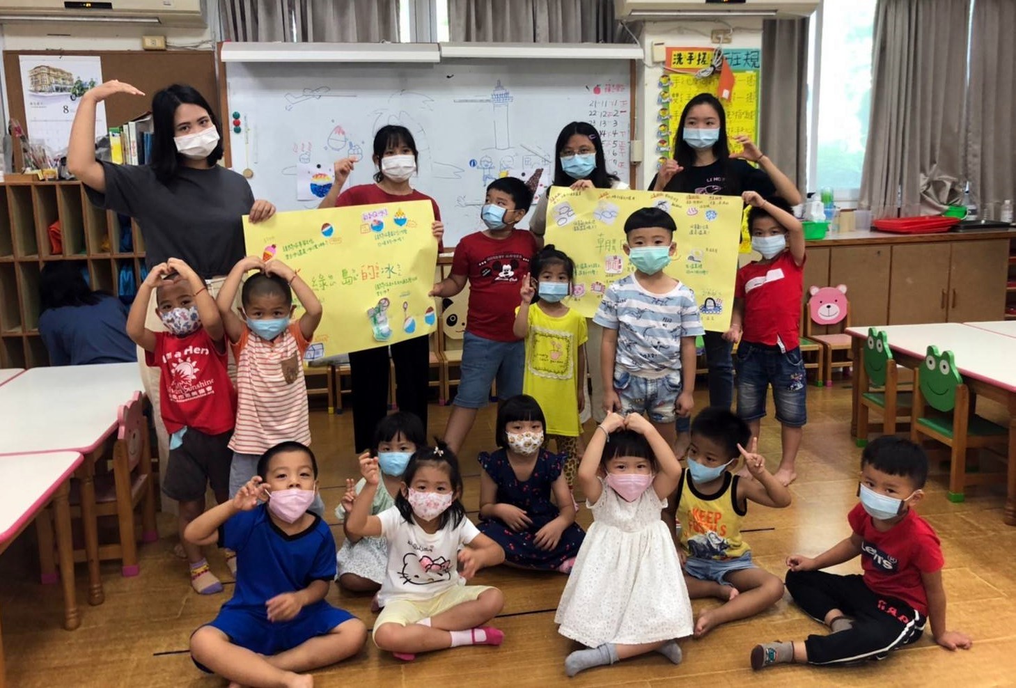 幼兒與整理採訪內容的海報合影。
