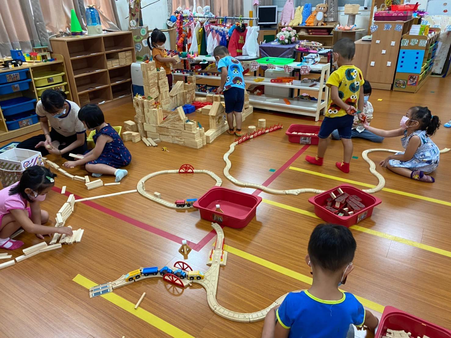 幼兒以學習區中的各式素材建構溫泉,分別有愛心(骨牌)、皇冠(軟積木)、圓形(鐵軌)溫泉