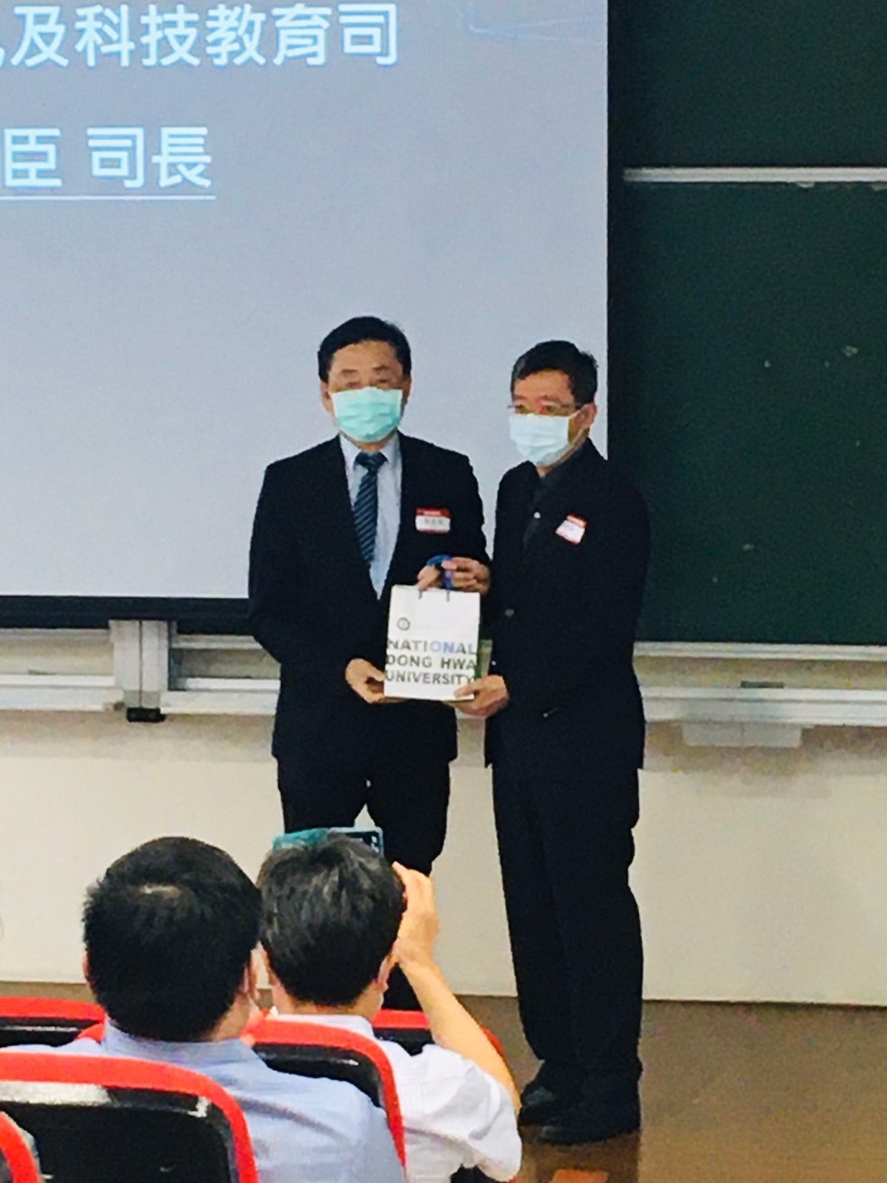 東華大學校長趙涵㨗頒贈紀念品