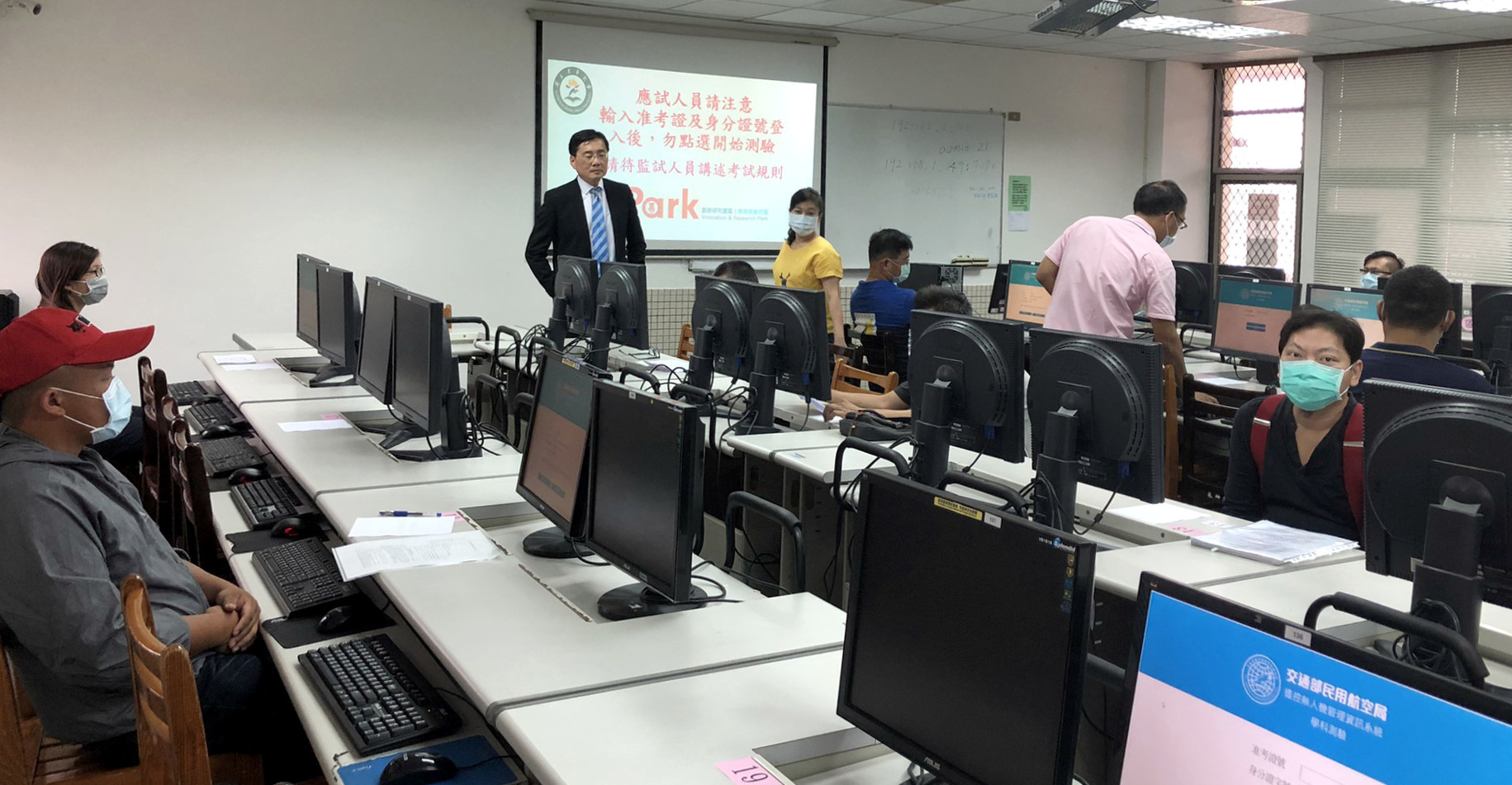 東華大學趙涵㨗與工作人員檢視學科測驗考場