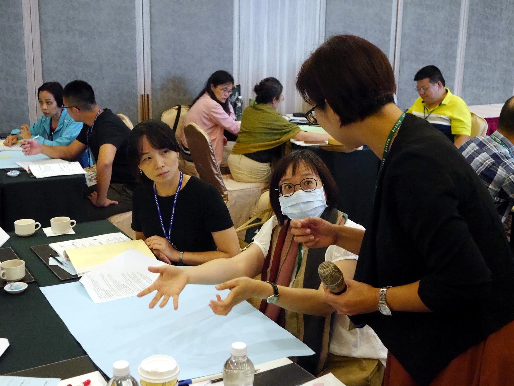 宜蘭大學官老師與分組學員相互討論