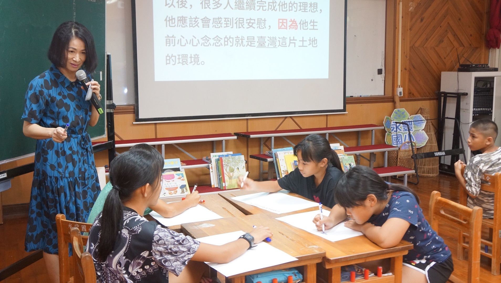 溫老師引導學生運用五卡注音板