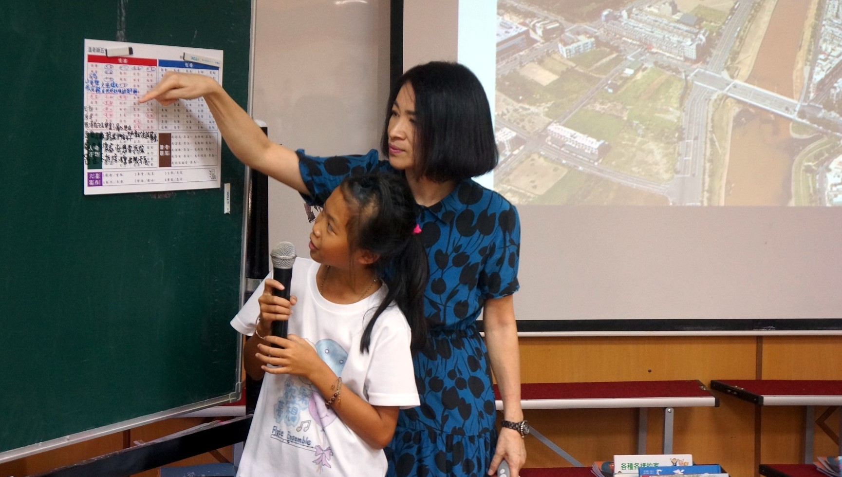 永豐國小學生上台分享五卡注音板的應用書寫