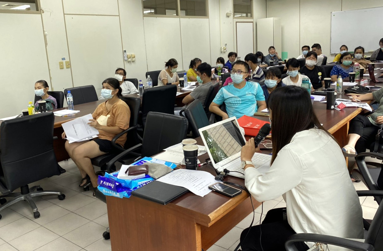 全家便利商店股份有限公司陳若翎營養師講課中,大家認真聽講。