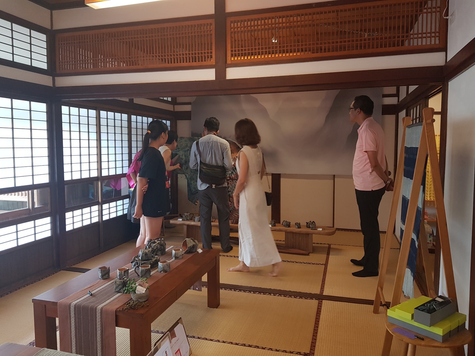 民眾參觀水花蓮藝創聯展
