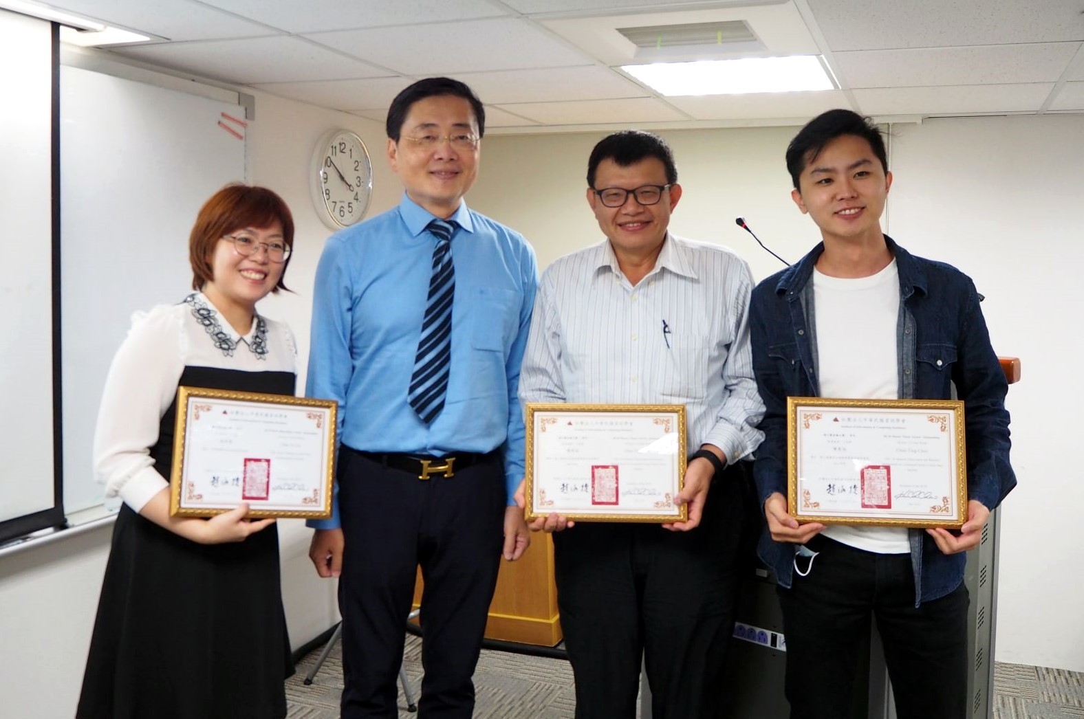 東華大學趙涵㨗校長代表頒獎