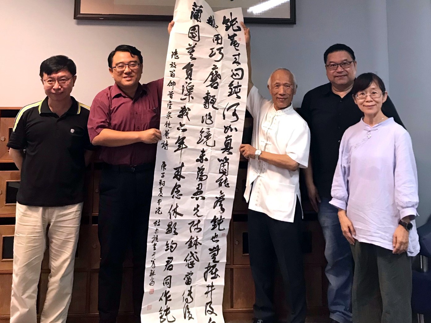 杜教授特別致贈一幅字給通識教育中心,上面書有陸游〈仰首座求鈍庵詩〉的詩