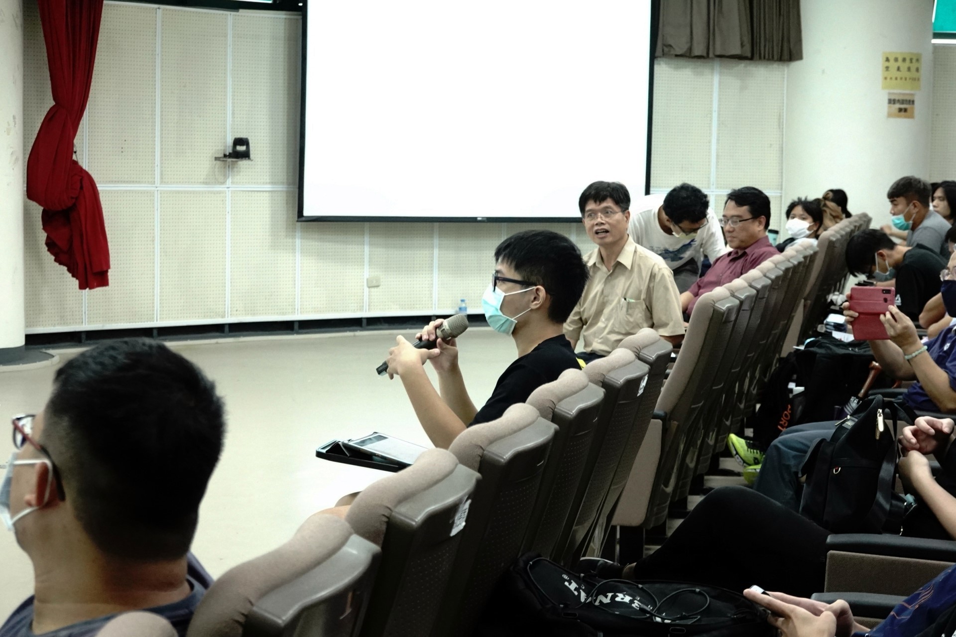 東華同學在演講後踴躍發問