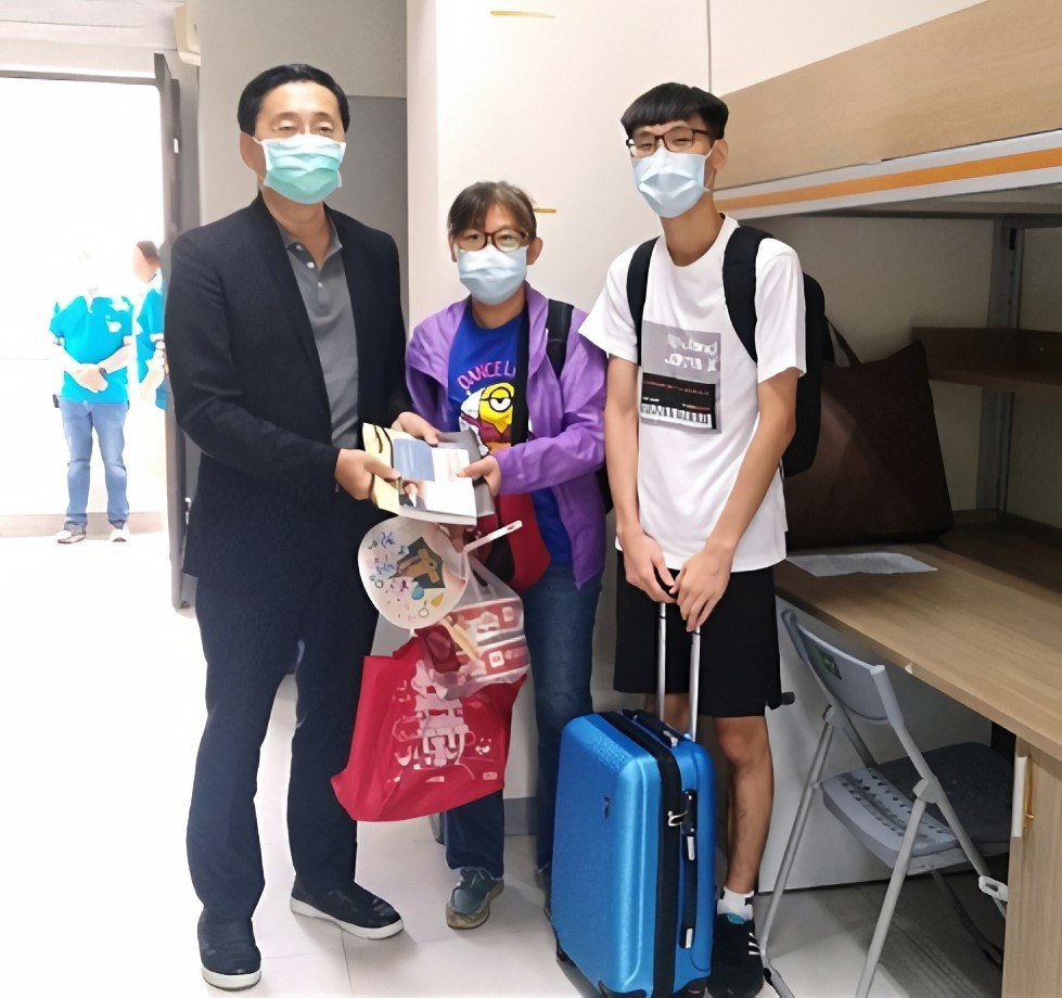 東華大學趙涵㨗校長至宿舍關懷入住新生