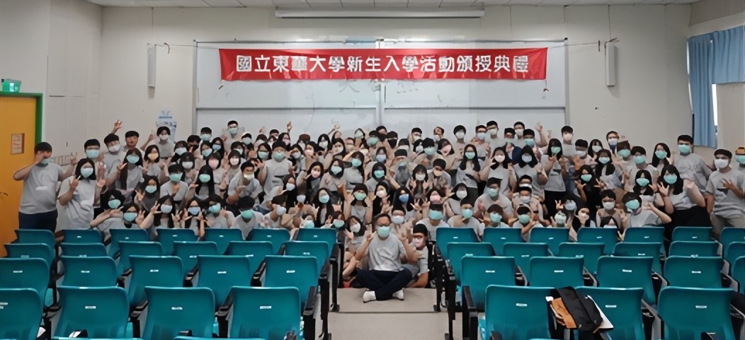 【新航頒授】張國義副學務長帶領第八屆新航之舟進行頒授典禮,為新生入學活動揭開活動序幕
