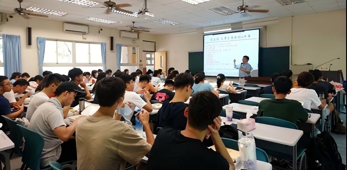 【院系時間】會計學系張益誠主任與新鮮人分享「大學生要做的11件事」