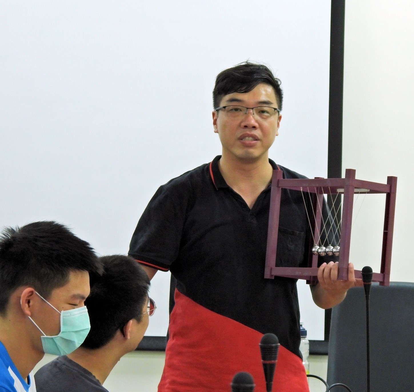 講師龔意耘示範牛頓擺作用